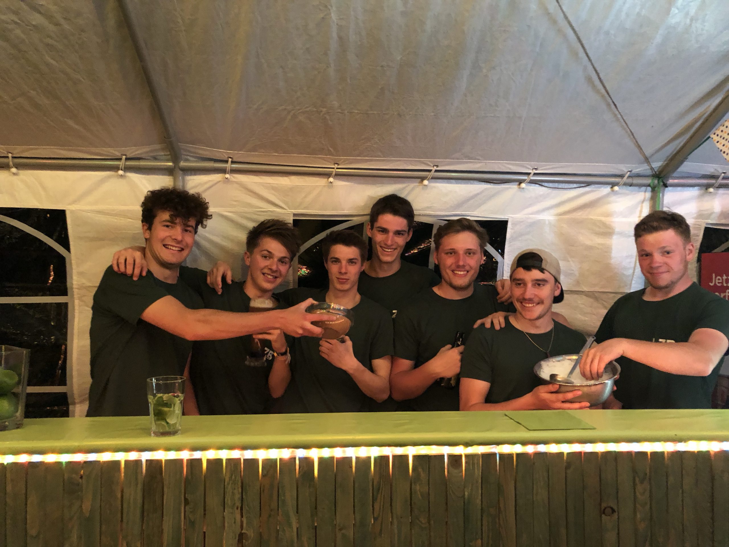 Stark auf beiden Seiten der Bar